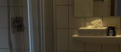 Habitación estándar con 1 cama matrimonial o 2 individuales, vista al patio | Baño | Regadera, toallas, jabón, papel de baño