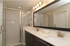 Shower, hair dryer, towels - NEW! 176CC-Balmoral Resort (Haines City)