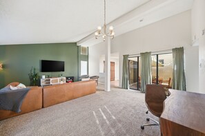 Smart TV, fireplace, books - NEW! Albuquerque Escape | Hot Tub + Atrium (Albuquerque)