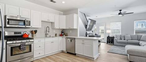 Refrigerador, microondas, horno, lavavajillas