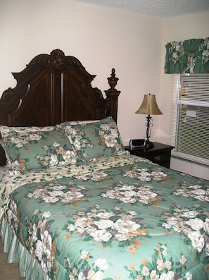 4 bedrooms, iron/ironing board, WiFi, bed sheets - 4 beds 3 bath Green home 3 miles from Disney with Solar Heated private pool (Kissimmee)