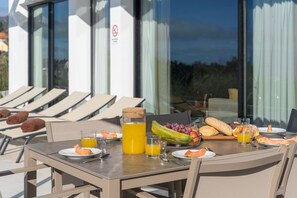 Outdoor dining - Wonderful tranquil villa with pool|Casa Laranja (Prazeres)