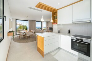 Fridge, microwave, oven, dishwasher - Wonderful tranquil villa with pool|Casa Laranja (Prazeres)