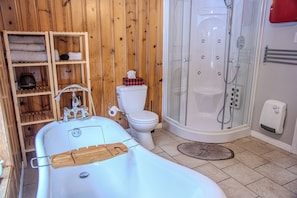 Hair dryer, towels, soap, toilet paper - Le LumberJack | Indoor Spa • Waterfront - Families - Lanaudière (Saint-Alphonse-Rodriguez)