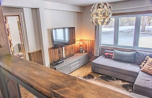 Smart TV, video games, DVD player, ping pong - Le LumberJack | Indoor Spa • Waterfront - Families - Lanaudière (Saint-Alphonse-Rodriguez)