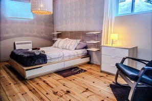 5 bedrooms, desk, free WiFi, bed sheets