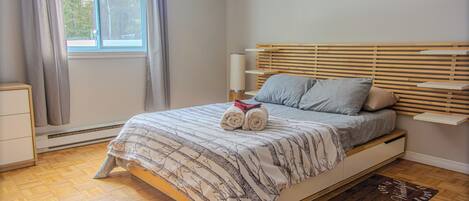 5 bedrooms, desk, free WiFi, bed sheets