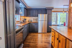 Fridge, microwave, oven, stovetop - Le LumberJack | Indoor Spa • Waterfront - Families - Lanaudière (Saint-Alphonse-Rodriguez)