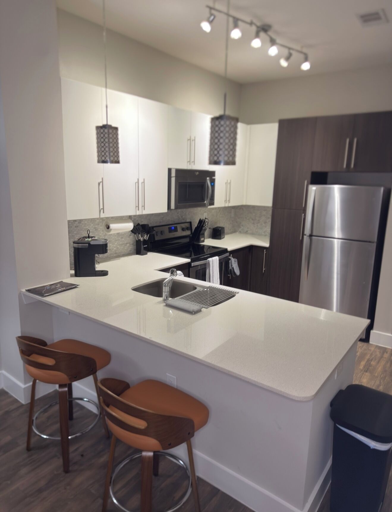 Mikrobølgeovn, ovn, kokeplater og oppvaskmaskin