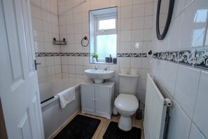 Douche, séchoir à cheveux, shampooing