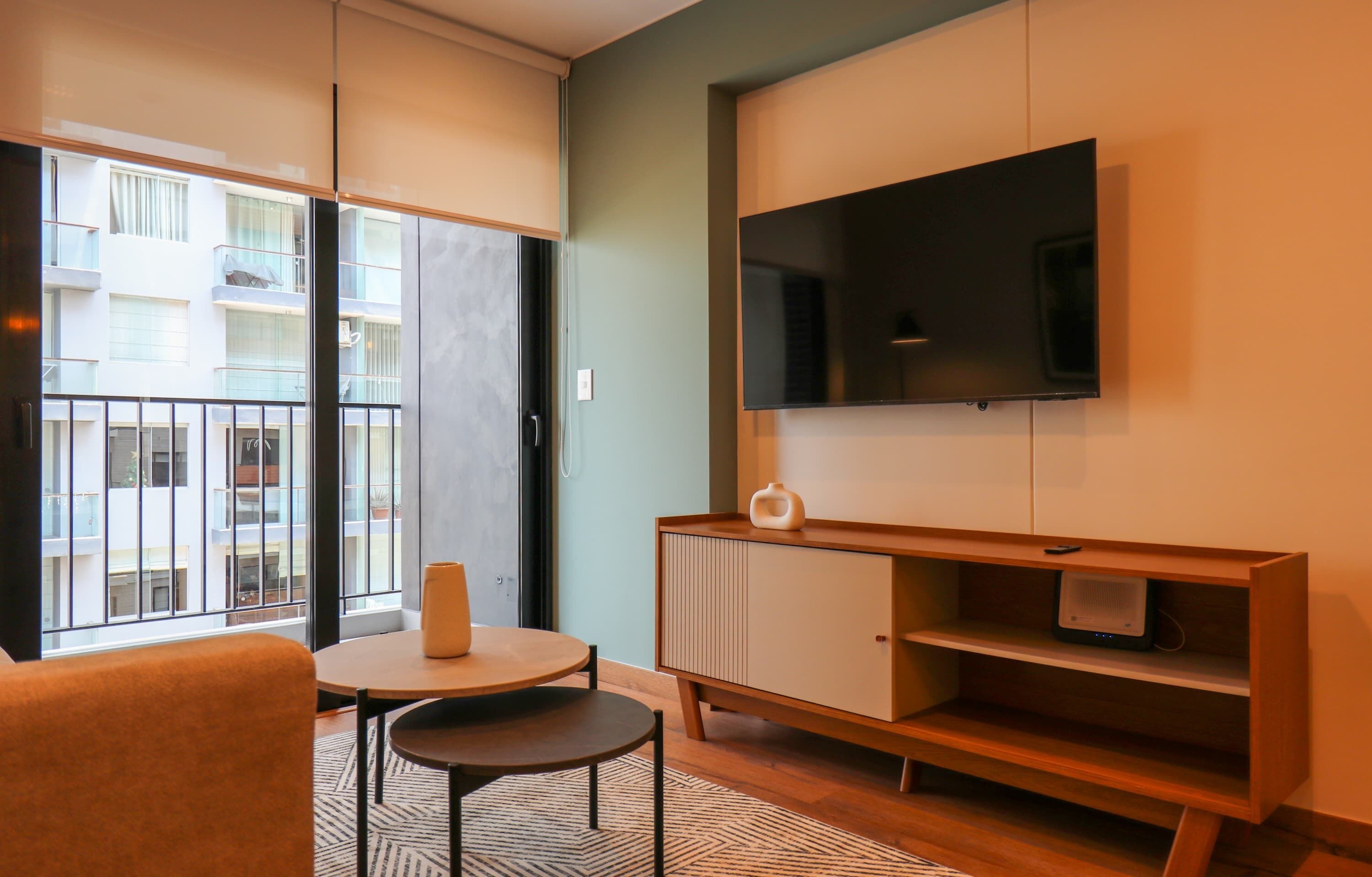 Una televisión, una oficina