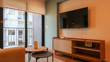 Una televisión, una oficina