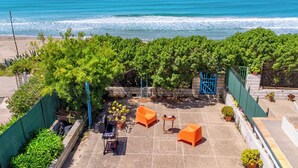 Terrace/patio - Montalbano House by Biddizzi Rari - Direct access to the beach, beach house (Località San Marco)