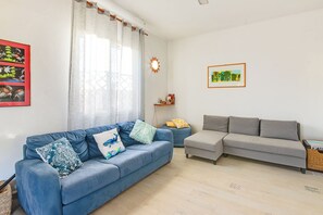 Een smart-tv en boeken