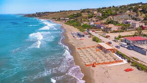 On the beach, beach towels - Montalbano House by Biddizzi Rari - Direct access to the beach, beach house (Località San Marco)