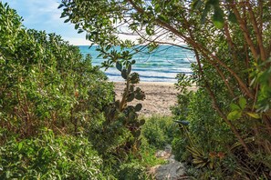 On the beach, beach towels - Montalbano House by Biddizzi Rari - Direct access to the beach, beach house (Località San Marco)
