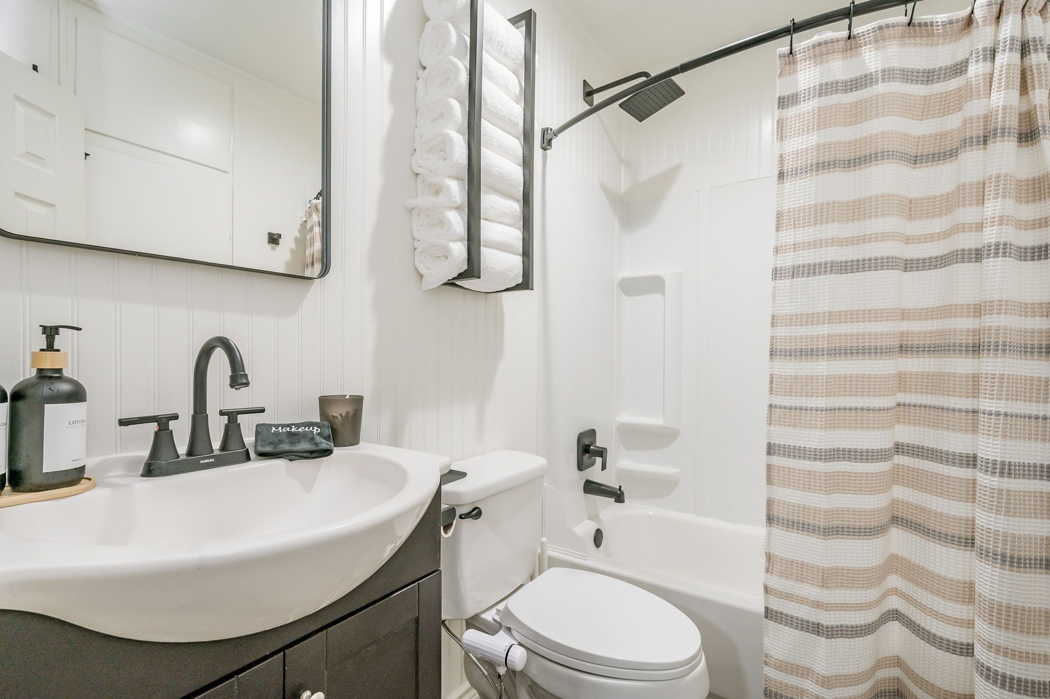 Sèche-cheveux, bidet, serviettes fournies, savon