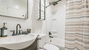 SĂšche-cheveux, bidet, serviettes fournies, savon