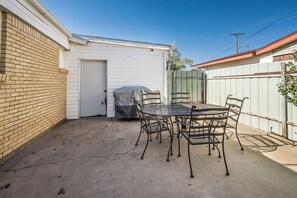 Outdoor dining - The Perfect little hideaway in the Texas Panhandle. (Dumas)