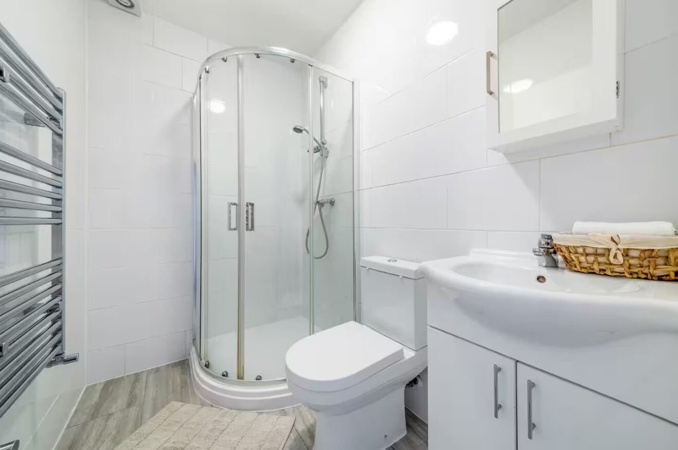 Douche, sèche-cheveux, serviettes fournies, savon