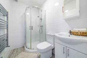 Douche, sèche-cheveux, serviettes fournies, savon