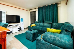 Living area - Lovely 2-bedroom apartment in peaceful Nairobi with fitness room (Nairobi)