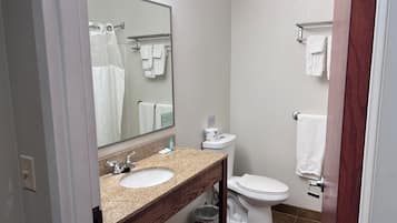 Regadera, secadora de cabello, toallas, jabón