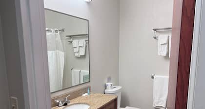 Cozy 1-bedroom hotel with AC in tranquil Carthage