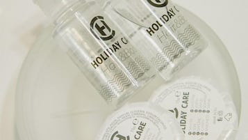 Habitación cuádruple Confort, vista al jardín | Baño | Amenidades de baño gratuitas, secadora de cabello, pantuflas, toallas