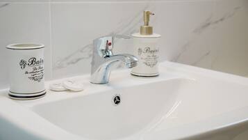 Comfort Quadruple Room, Garden View | Bathroom | Free toiletries, hair dryer, slippers, towels