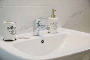 Comfort Quadruple Room, Garden View | Bathroom | Free toiletries, hair dryer, slippers, towels - IRIS Garden Boutique (Ancient Corinth)