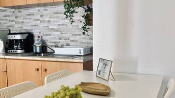 Comfort Quadruple Room, Garden View | Private kitchen | High chair