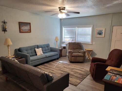 Adorable 2-bedroom house with AC in peaceful Steinhatchee
