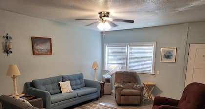 Adorable 2-bedroom house with AC in peaceful Steinhatchee