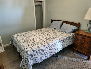 2 bedrooms, iron/ironing board, free WiFi, bed sheets - Adorable 2-bedroom house with AC in peaceful Steinhatchee (Steinhatchee)