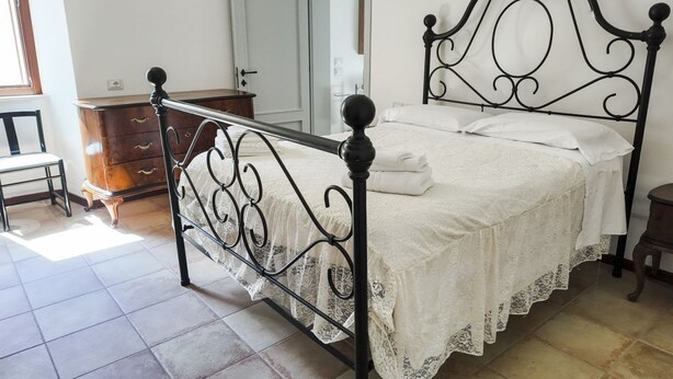 Un dormitorio con cama, cómoda y ventana.