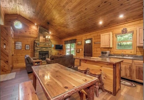 Captain’s Quarters 2 bedroom log cabin oasis in soothing Deep Creek