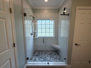 Dusche, Haartrockner, Handtücher, Seife