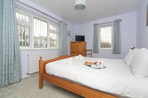 2 bedrooms, iron/ironing board, free WiFi, bed sheets - Peaceful property with stunning views - Pass the Keys (Four Mile Bridge)