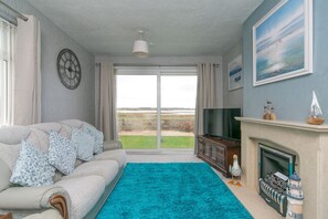 TV - Peaceful property with stunning views - Pass the Keys (Four Mile Bridge)