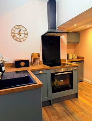 Frigorífico, microondas, horno y lavavajillas