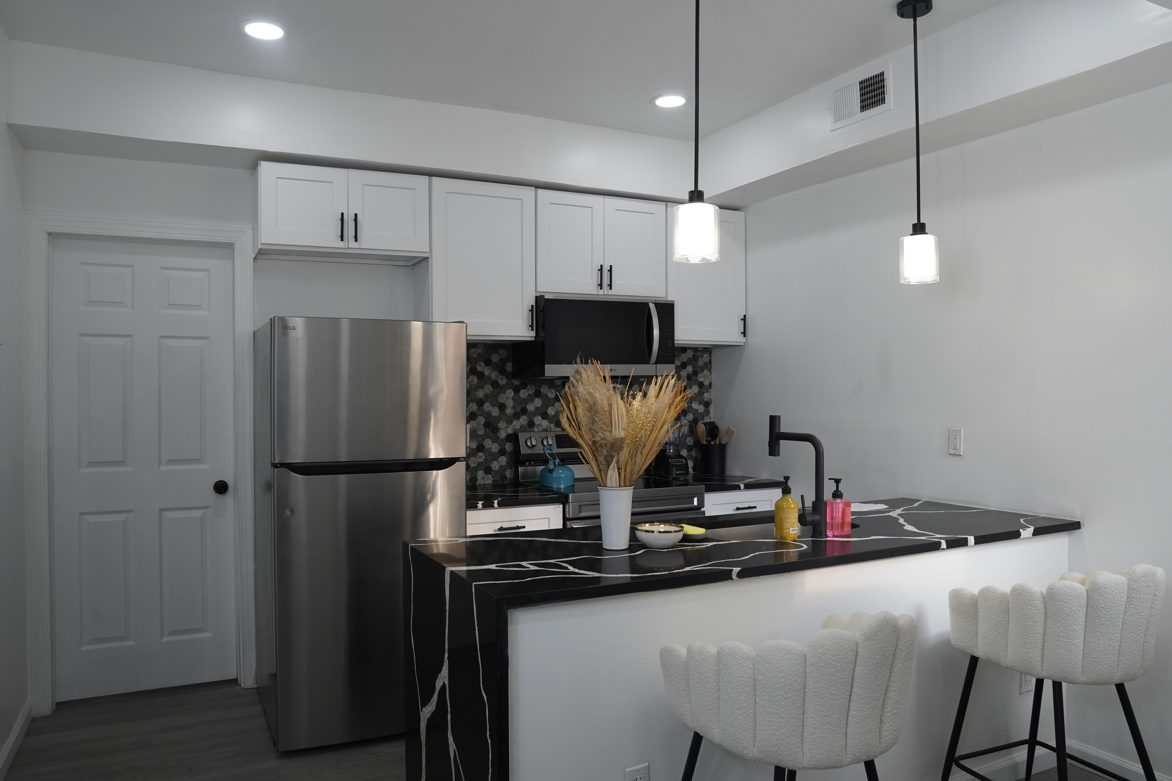 Mikrobølgeovn, ovn, kokeplater og oppvaskmaskin