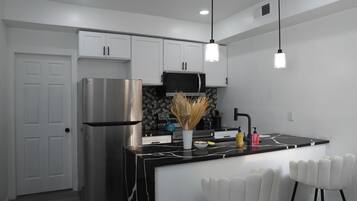 Mikrobølgeovn, ovn, kokeplater og oppvaskmaskin