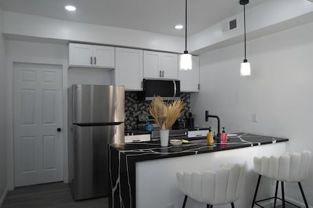 Microwave, oven, stovetop, dishwasher. Prime Oasis - 1 mil to Temple U
