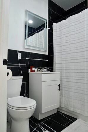 Toallas, jabón, papel de baño 