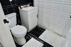 Toallas, jabón, papel de baño 