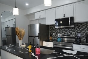 Een magnetron, een oven, een kookplaat, een vaatwasser