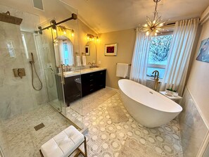 Hair dryer, towels, soap, toilet paper - Broadmoor Spacious 4-bd 3 bth house with Mountain View’s 3 mins to The Broadmoor (Colorado Springs)