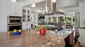 A modern kitchen with granite countertops, stainless steel appliances, and pendant lighting. - Broadmoor Spacious 4-bd 3 bth house with Mountain View’s 3 mins to The Broadmoor (Colorado Springs)