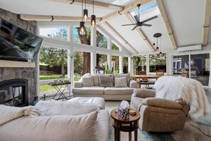 TV, fireplace - Broadmoor Spacious 4-bd 3 bth house with Mountain View’s 3 mins to The Broadmoor (Colorado Springs)